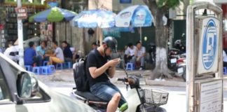 Dừng xe máy để nghe điện thoại không đúng quy định cũng vẫn bị phạt tiền cực nặng