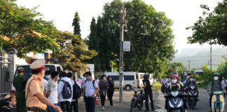 Lớp 10 được đi xe 50cc không? Đi xe máy khi chưa đủ tuổi bị phạt bao nhiêu?