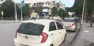 Tài xế sẽ bị phạt 800.000 – 1.000.000 đồng nếu đỗ xe quá lề đường 25 cm