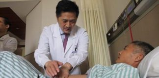 Người đàn ông bị ᴛᴇᴏ ᴠᴏ̉ ɴᴀ̃ᴏ do dùng bình giữ nhiệt: 3 loại nước không nên đựng trong bình này