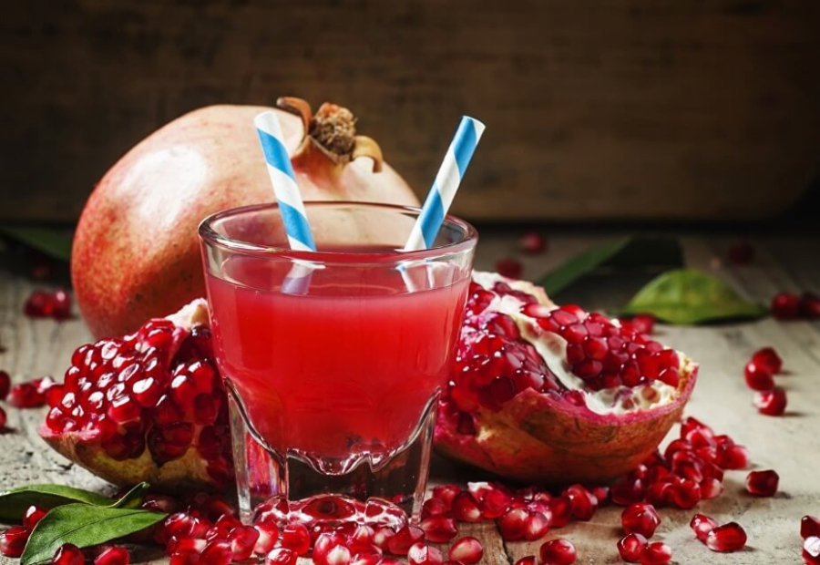 Các chuyên gia cho biết nước ép lựu, vì được chiết xuất từ quả lựu, mang lại nhiều lợi ích sức khỏe tương tự như chính trái cây này. 