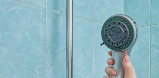 Vòi sen dùng lâu tích cặn bẩn, nước chảy yếu: Ngâm vào thứ nước này, chất bẩn tự bong, loại sạch vi khuẩn