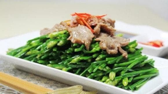 Lá hẹ có vị cay và tính ấm, vì vậy mỗi lần ăn chỉ nên dùng một lượng vừa phải, tránh ăn quá nhiều.