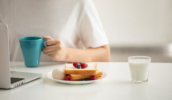 Sốc khi lấy ra 95 viên sỏi từ cơ thể người phụ nữ 40 tuổi, bác sĩ nhắc "bỏ ngay kiểu ăn ngủ này đi" - Ảnh 4.