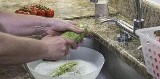 Rửa rau theo cách này: 1 người rửa, cả nhà mắc bệnh! 60% người Việt đang làm sai cách