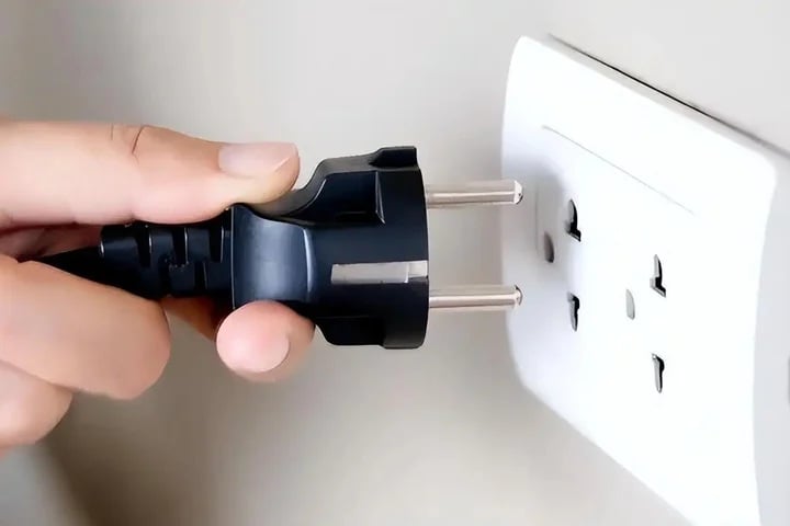 Sau khi tắt bằng remote, hãy rút phích cắm nếu không dùng trong thời gian dài (như khi đi ngủ, đi du lịch…).