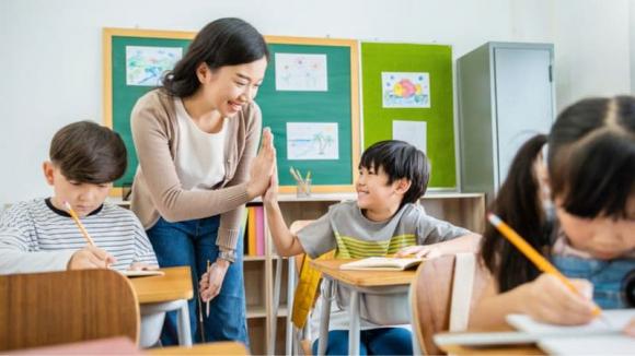 dạy trẻ, trẻ nghe lời thầy cô, trẻ không nghe lời cha mẹ, giáo dục trẻ