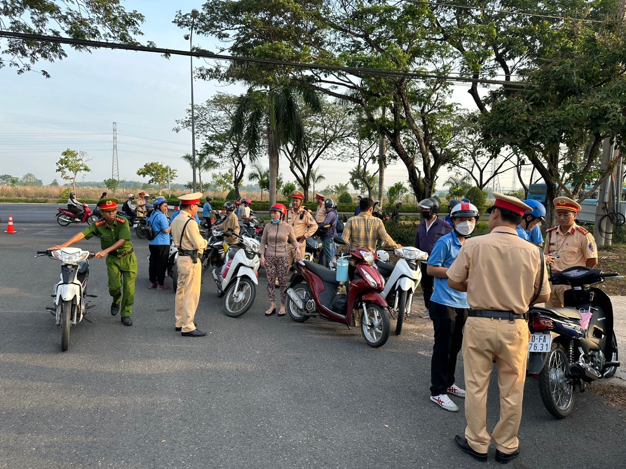 Năm 2025, bằng lái xe máy bị trừ hết điểm mà vẫn chạy bị phạt bao nhiêu?