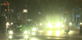 Sử dụng đèn pha rọi xe đi theo chiều ngược lại xác định bay nguyên tháng lương?