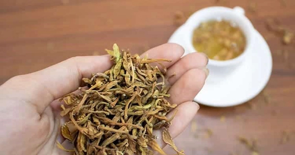 Từ chối phẫu thuật, người phụ nữ về nhà kiên trì uống nước hoa đu đủ đực để tiêu u tuyến giáp, sau 1 năm nhận kết quả bất ngờ - Ảnh 1.