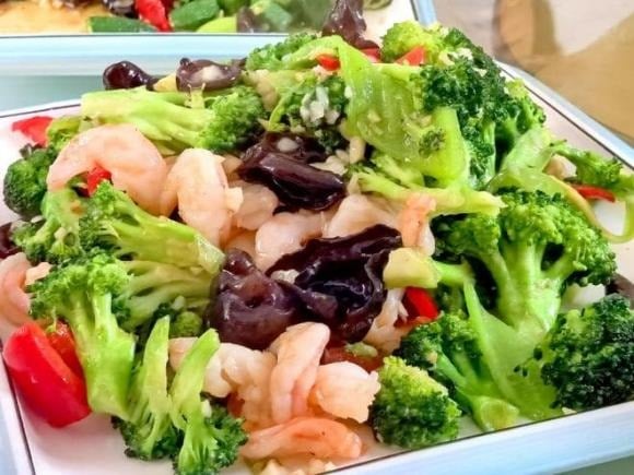 Bông cải xanh chứa sulforaphane và vitamin C, giúp tăng miễn dịch, ức chế tế bào ung thư. 