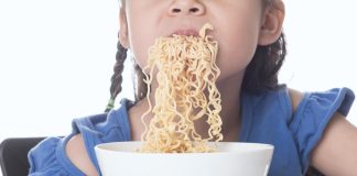 Bé mới 14 tuổi đã bị UT ruột vì mẹ quá bận: Cảnh báo 5 món tuyệt đối và không bao giờ cho trẻ ăn bữa sáng