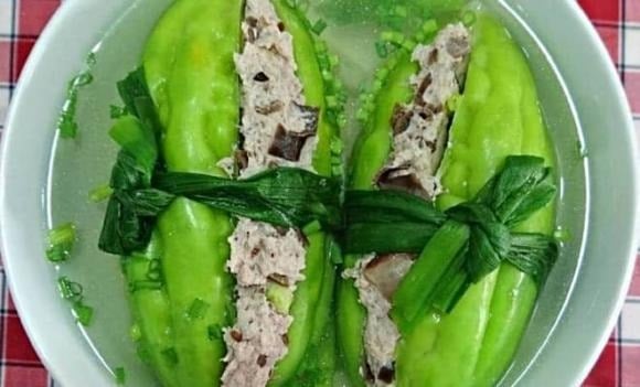 Mướp đắng khô được dùng làm trà hoặc ép tươi để uống, giúp giải nhiệt, hỗ trợ tiêu hóa và ổn định đường huyết.