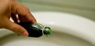 Vì sao nên đặt một lọ dầu gió trong nhà vệ sinh: Lợi ích tuyệt vời ai biết cũng muốn làm theo