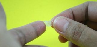 Bị keo 502 dính vào tay đừng rửa nước: Làm cách này sẽ gỡ keo 502 dễ dàng, không bị rách da