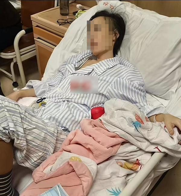 Nghiện mua hàng online, 2 mẹ con mắc bệnh vì thói quen xấu- Ảnh 1.