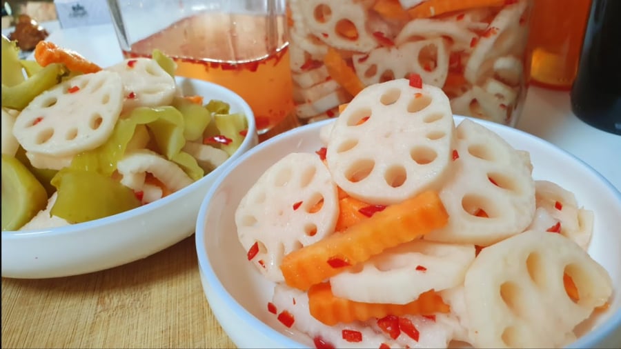 Củ sen có vị bùi, hơi ngọt và chứa nhiều nước, rất thích hợp để làm dịu cổ họng khi thời tiết trở lạnh