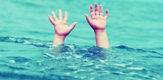 Vì sao tuyệt đối không được dốc ngược, vác trẻ đuối nước trên vai?