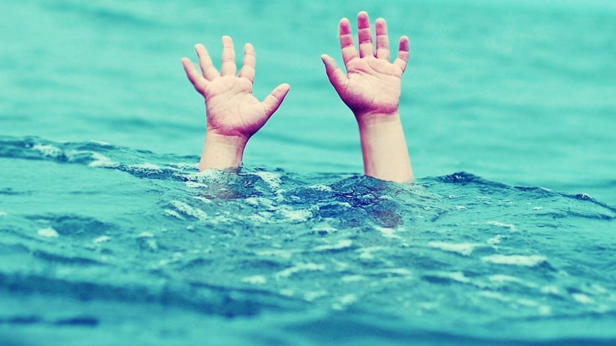 Việc dốc ngược trẻ, vác trên vai để chạy là một trong những cách làm sai lầm trong sơ cứu đuối nước.