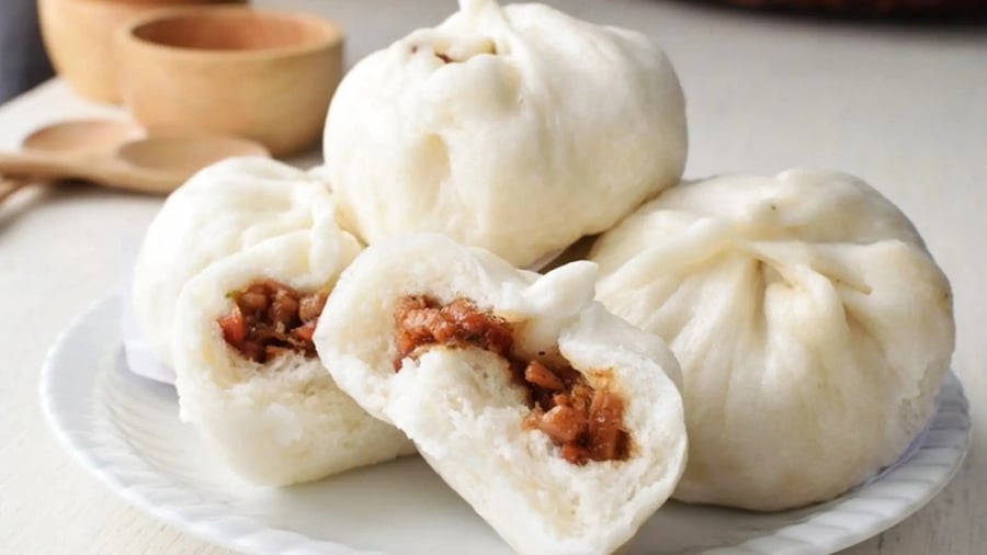 Xúc xích, thịt xông khói chứa nitrit, chất bảo quản và phụ gia có hại, lâu dài làm tăng nguy cơ ung thư. 