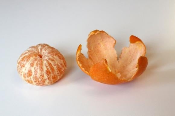 Vỏ quýt chứa nhiều vitamin C và flavonoid, giúp trung hòa gốc tự do, bảo vệ tế bào khỏi tổn thương, ngăn ngừa lão hóa và tăng cường hệ miễn dịch.