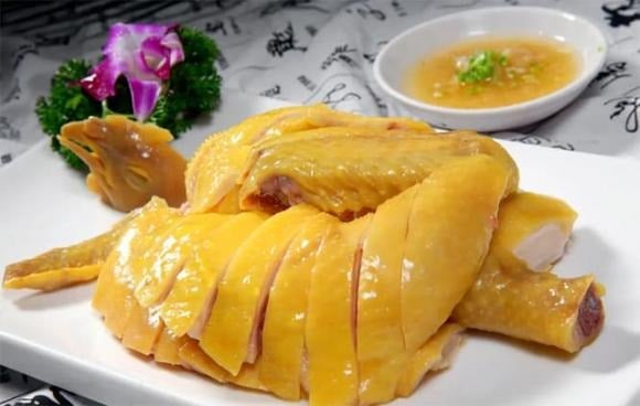 Ức gà chứa ít chất béo và calo hơn đùi gà.