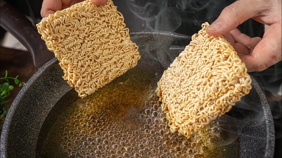 Đối với một số người, ăn mì tôm gây hại cực kỳ lớn đối với sức khỏe.