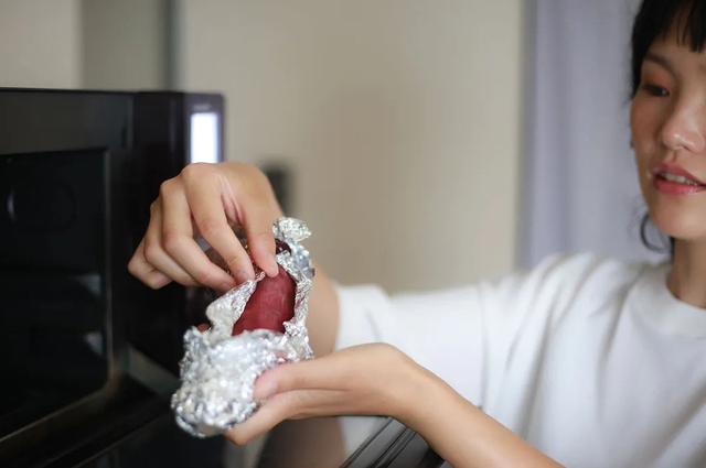 3 thực phẩm tuyệt đối không nên bọc trong giấy bạc: Mất ngon còn nuốt vào toàn chất độc!- Ảnh 2.