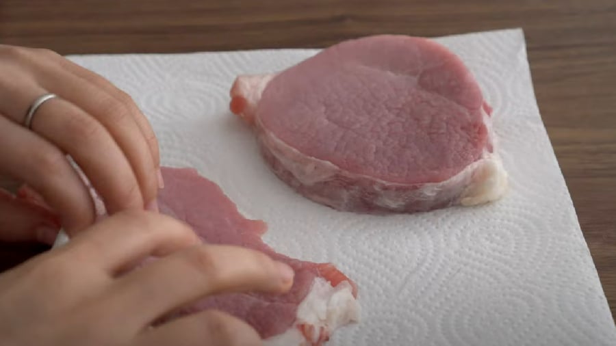 Trước khi cấp đông thịt, bạn cần thấm khô nước trên bề mặt miếng thịt.