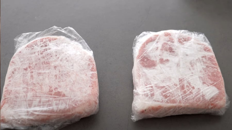 Dùng màng bọc thực phẩm gói kín miếng thịt trước khi đem đi cấp đông.