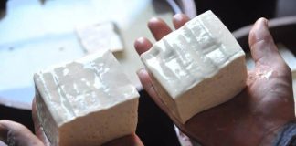 Chủ sạp đậu phụ nói thẳng: “3 loại đậu phụ cho thêm tiền cả nhà tôi cũng chẳng dám ăn”, là loại nào?