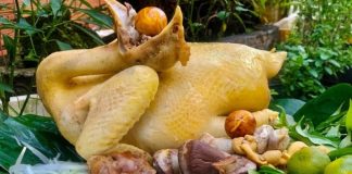 Luộc gà xong đừng vớt ngay ra đĩa, làm thêm một việc gà giòn sần sật, thịt chắc, chặt không nát da