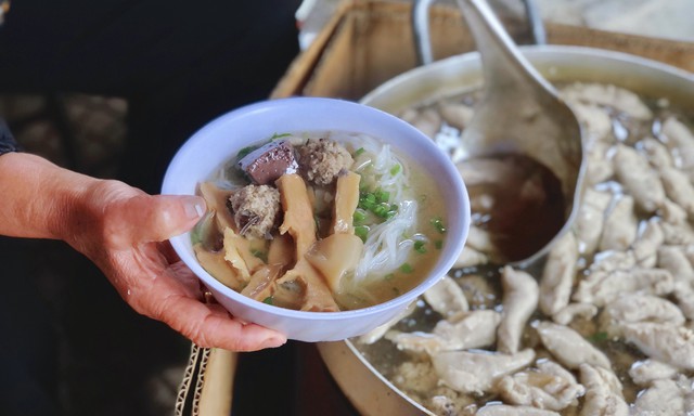 Không phải phở gà, món ăn chỉ từ 30.000 đồng/bát này mới là hương vị Việt lọt top ngon nhất thế giới - Ảnh 4.