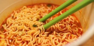 Người phụ nữ ăn mì xong bị đau bụng dữ dội, bác sĩ cảnh báo nấu theo cách này chỉ rước họa vào thân