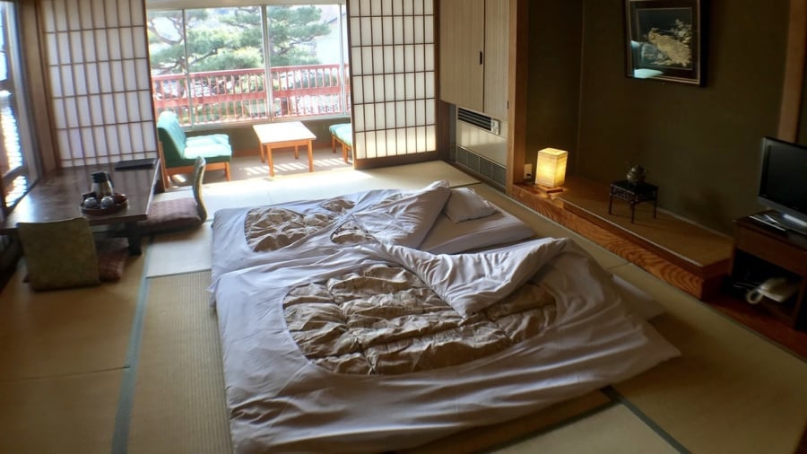 Nhắc đến Nhật Bản, nhiều người nghĩ ngay đến văn hóa trà đạo, võ đạo hay lối sống tối giản. Thế nhưng, một điều đặc biệt khiến người nước ngoài ngạc nhiên chính là: người Nhật thích ngủ dưới đất thay vì nằm giường. 