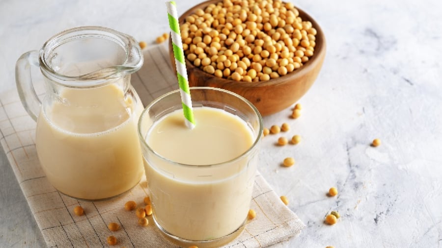 Sữa đậu nành mang lại nhiều lợi ích cho sức khỏe. Tuy nhiên, không phải ai cũng nên sử dụng loại đồ uống này.