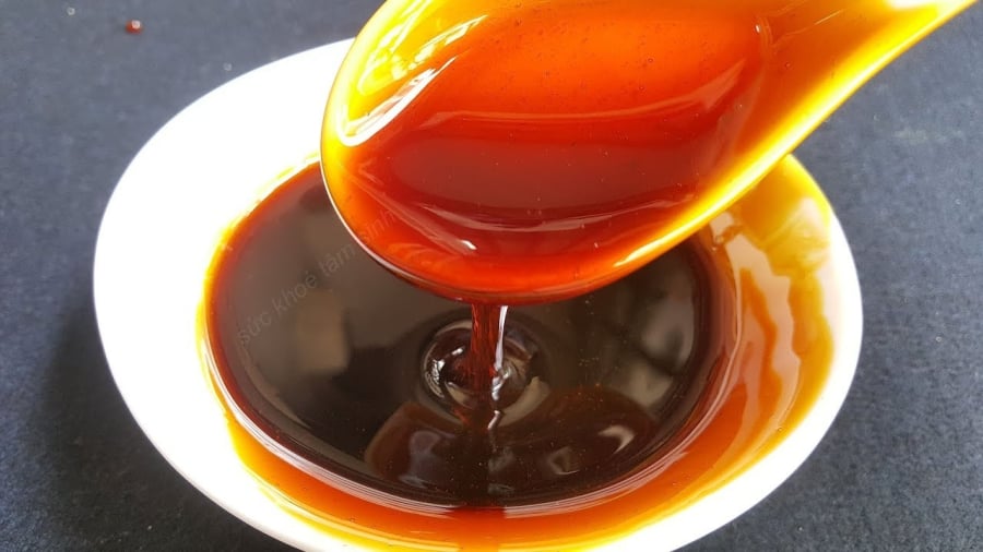 Theo kinh nghiệm dân gian, đường khi đun nóng sẽ dần ngả vàng, sau đó chuyển sang màu nâu cánh gián đẹp mắt. 