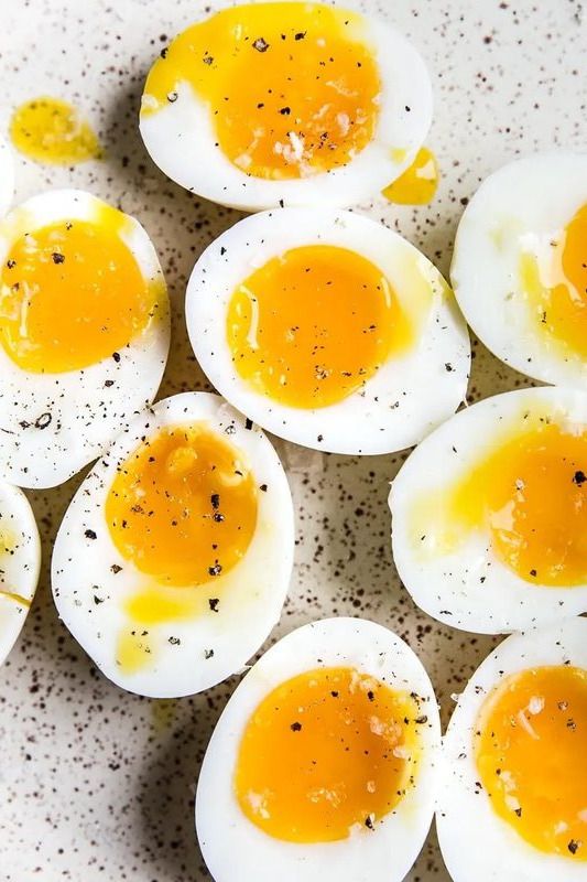 Bình thường khi luộc vừa đủ nhiệt, lòng đỏ sẽ vàng đẹp