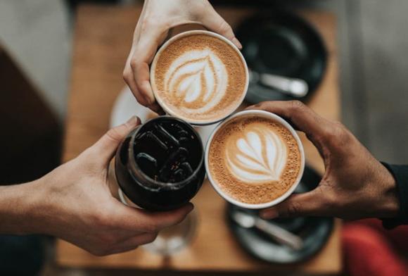 Uống nước chanh hoặc ăn cam ngay sau khi thức dậy được nhiều người cho là giúp “detox” hoặc giảm cân, nhưng thực tế có thể phản tác dụng.