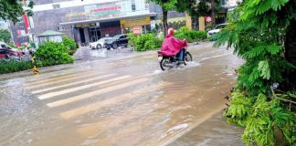 Hà Nội: Thất thủ ngập sâu tại nhiều tuyến đường do ảnh hưởng của cơn bão số 11