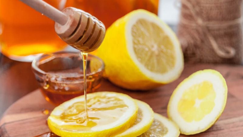 Nước chanh mật ong là một trong những thức uống tự nhiên được nhiều người yêu thích