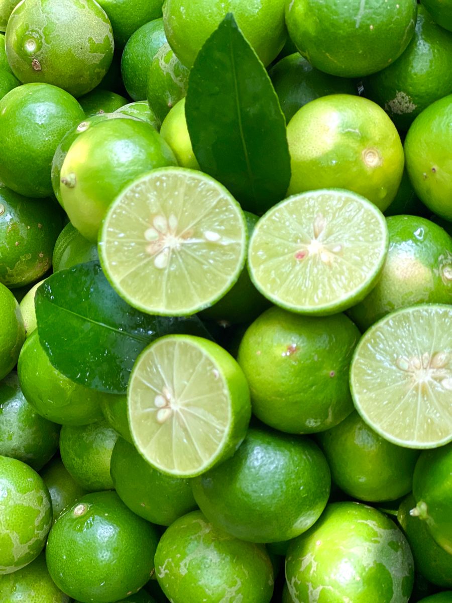 Chanh thường được dùng phổ biến trong các món ăn, thức uống