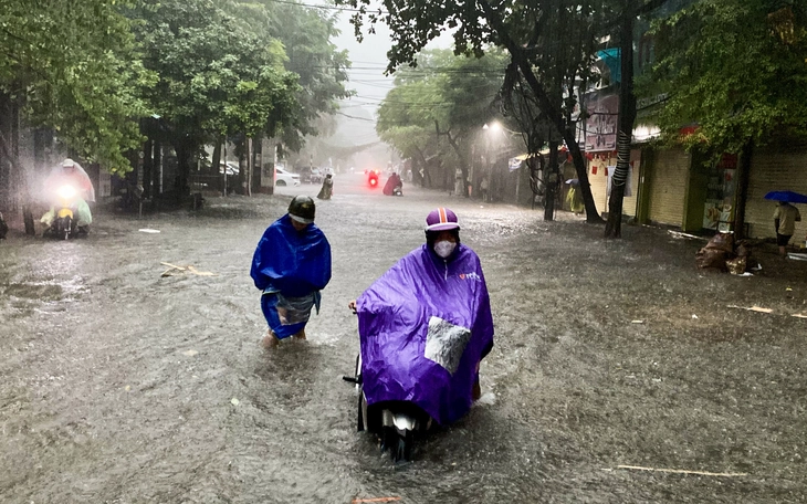 Vỡ đập thủy điện ở Lạng Sơn, nước lũ cuồn cuộn đổ xuống hạ du - Ảnh 2.