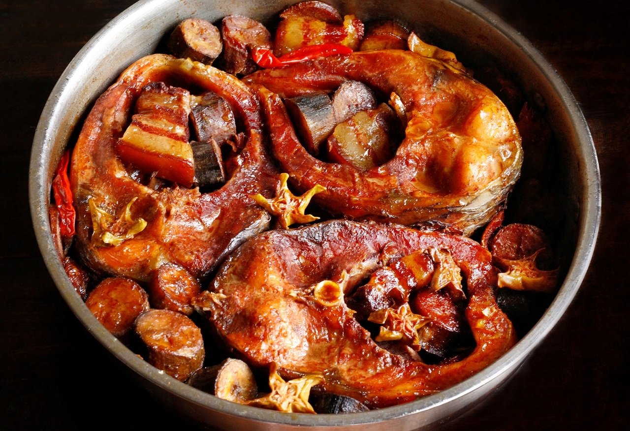 Cá kho có hàm lượng muối cao, đồng thời có nhiều chất béo và dầu mỡ không lành mạnh...