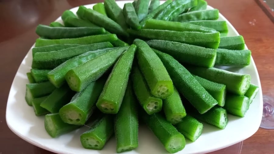 Đậu bắp luộc là một món rất đơn giản và ngon miệng.