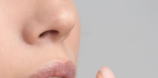 Cách trị môi khô nứt nẻ bằng nguyên liệu sẵn có tại nhà để mùa đông khô hanh nhưng môi vẫn căng mọng