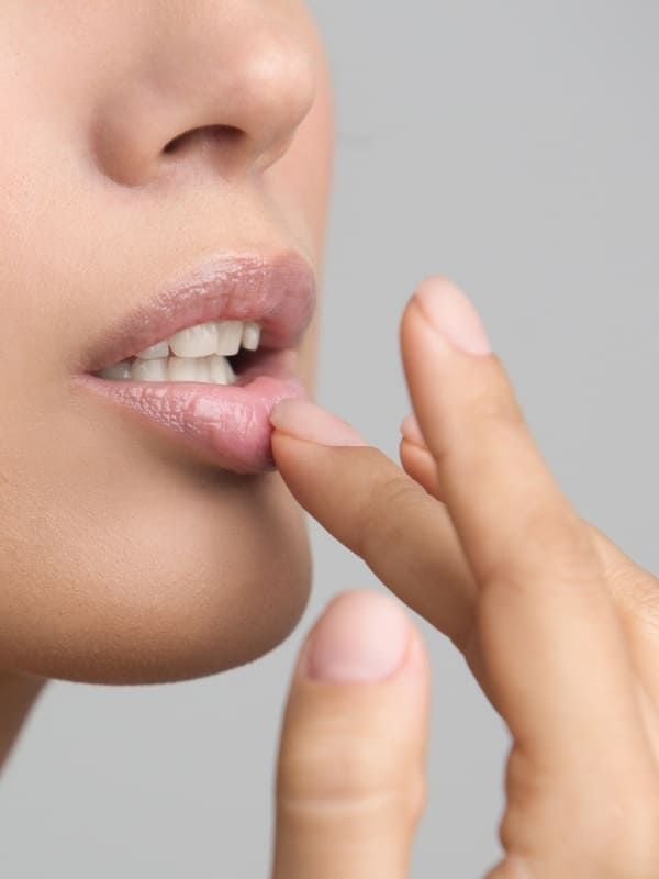 Có nhiều nguyên nhân gây môi khô, đặc khi mùa đông hanh khô