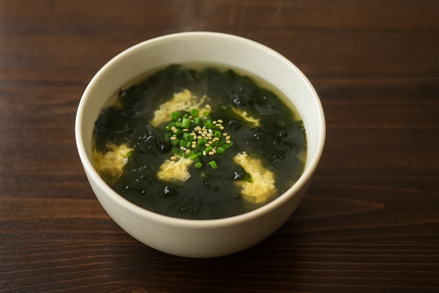 Bát canh rong biển trứng – món ăn đơn giản mà giúp phục hồi năng lượng nhanh chóng trong tiết trời thu.