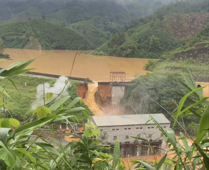 vỡ đập - Ảnh 1.