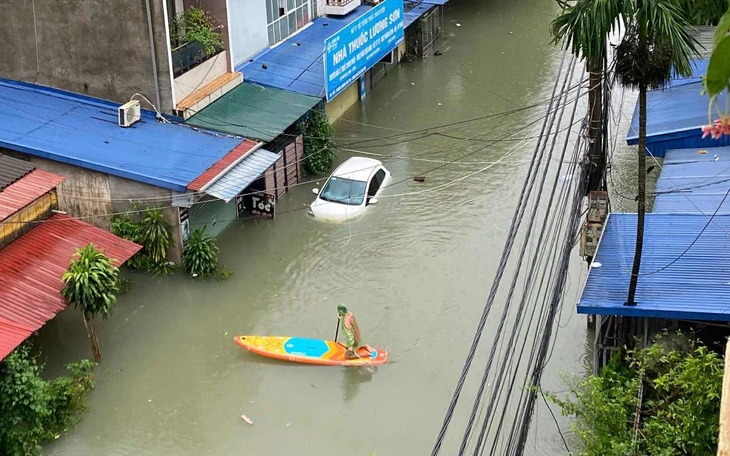 Vỡ đạp thủy điện, nước lũ cuồn cuộn đổ xuống hạ du - Ảnh 2.